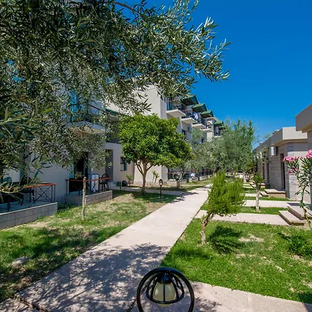 Eden Gardens Hotell 4*